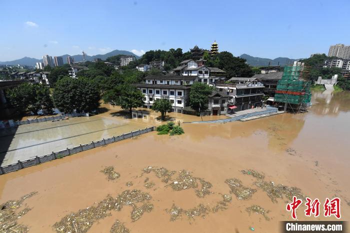圖為7月27日，嘉陵江重慶段水位持續(xù)上漲，千年古鎮(zhèn)磁器口低洼段已被洪水淹沒?！￡惓?攝