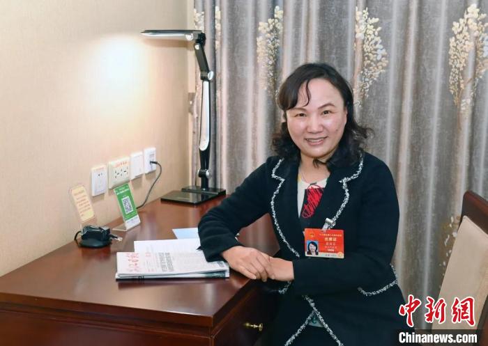 全國人大代表，浙江省臺(tái)州市椒江區(qū)大陳實(shí)驗(yàn)學(xué)校校長、黨支部書記翁麗芬 蔡榮章 攝