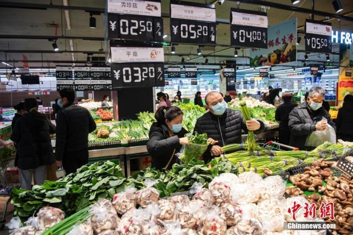 資料圖：民眾在超市采購商品。<a target='_blank'  data-cke-saved- >中新社</a>記者 侯宇 攝