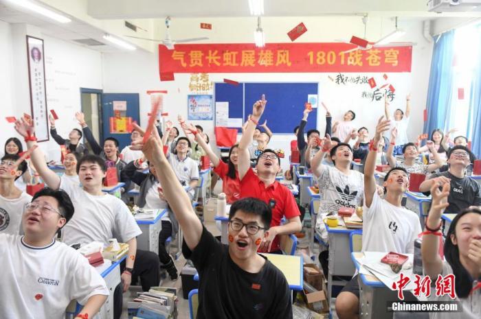 資料圖：6月6日，湖南長(zhǎng)沙同升湖實(shí)驗(yàn)學(xué)校教師與考生拋起紅包迎接高考。 楊華峰 攝