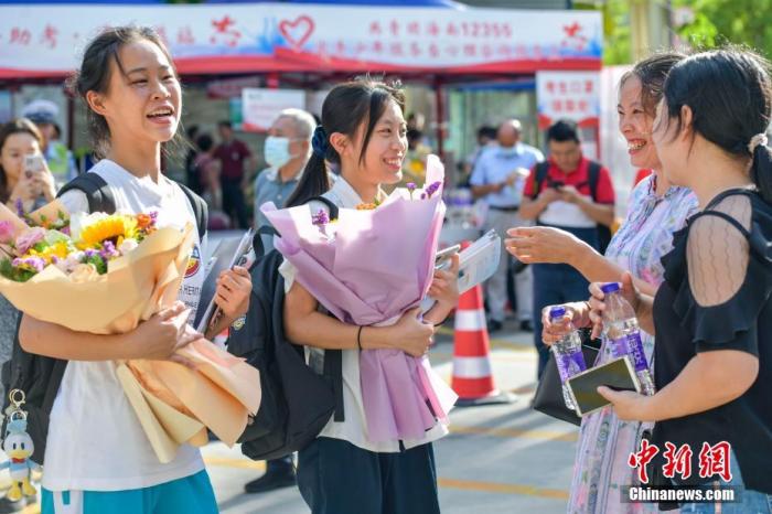 資料圖：6月10日，海南省?？谑泻Ｄ现袑W(xué)考點(diǎn)外，家長(zhǎng)為剛剛走出考場(chǎng)的考生送上鮮花。當(dāng)日，海南省2021年高考結(jié)束 。 <a target='_blank'  data-cke-saved- ><p  align=