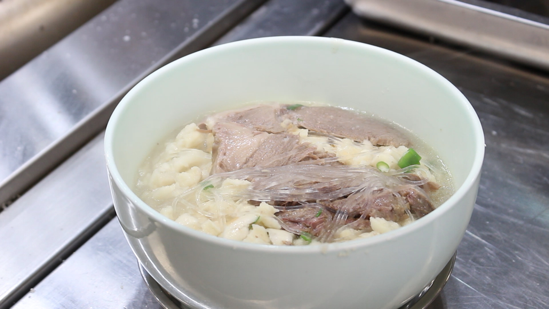 【陜菜大師和他們的拿手菜】烏平：“知足者常樂(lè)，食客愛(ài)吃我做的牛羊肉泡饃，就是我最大的滿足”_fororder_圖片8
