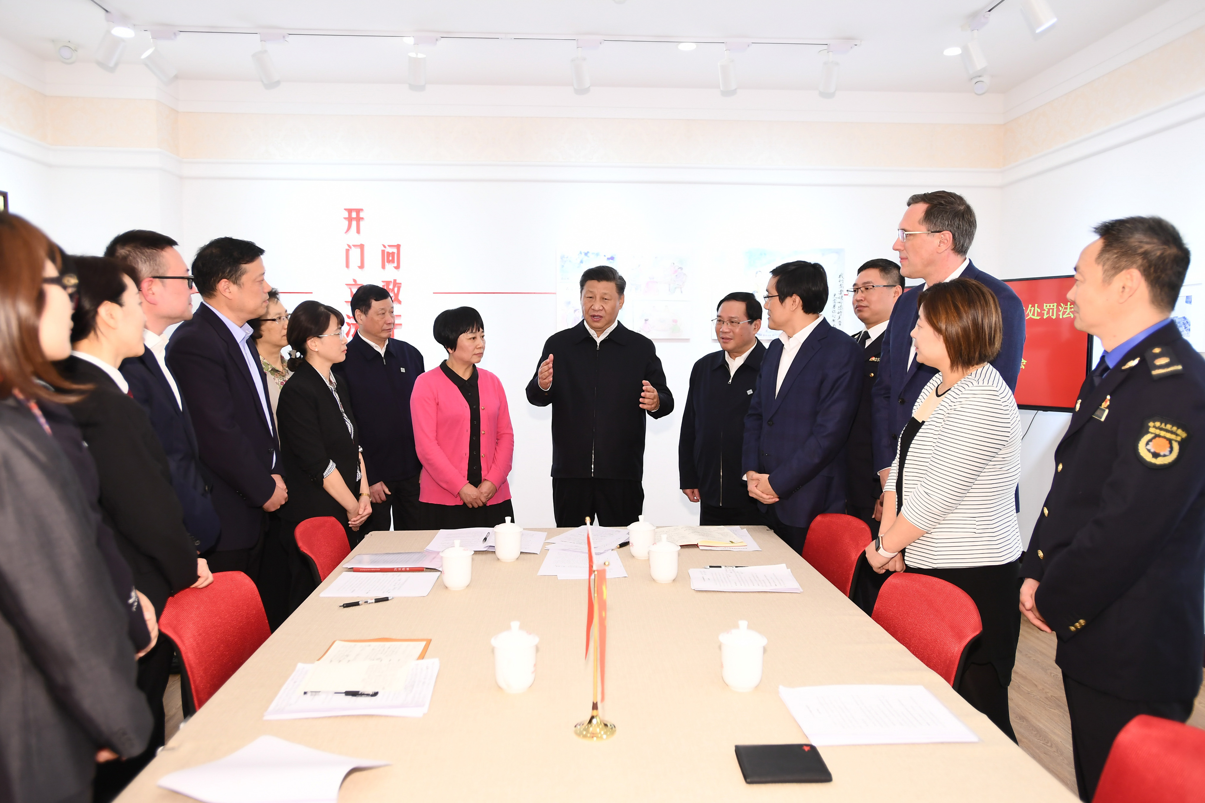 2019年11月2日，習(xí)近平總書記在上海長寧區(qū)虹橋街道古北市民中心，同正在參加立法意見征詢的社區(qū)居民代表親切交流。
